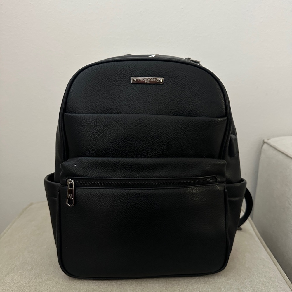 USB BLACK BACKPACK WITH CHARGING PORT